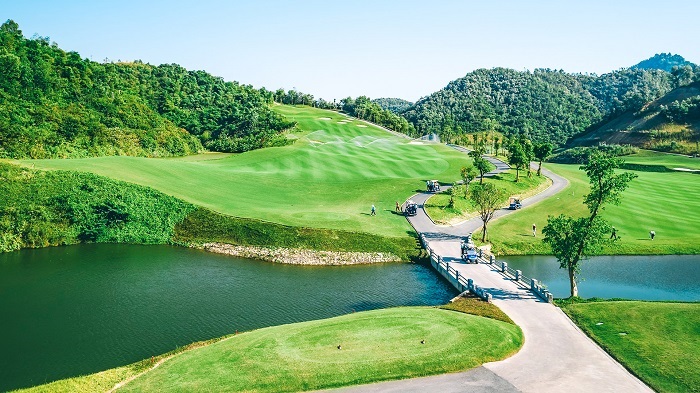 Golf en Vietnam: belleza armoniosa de los campos de golf en Hoa Binh